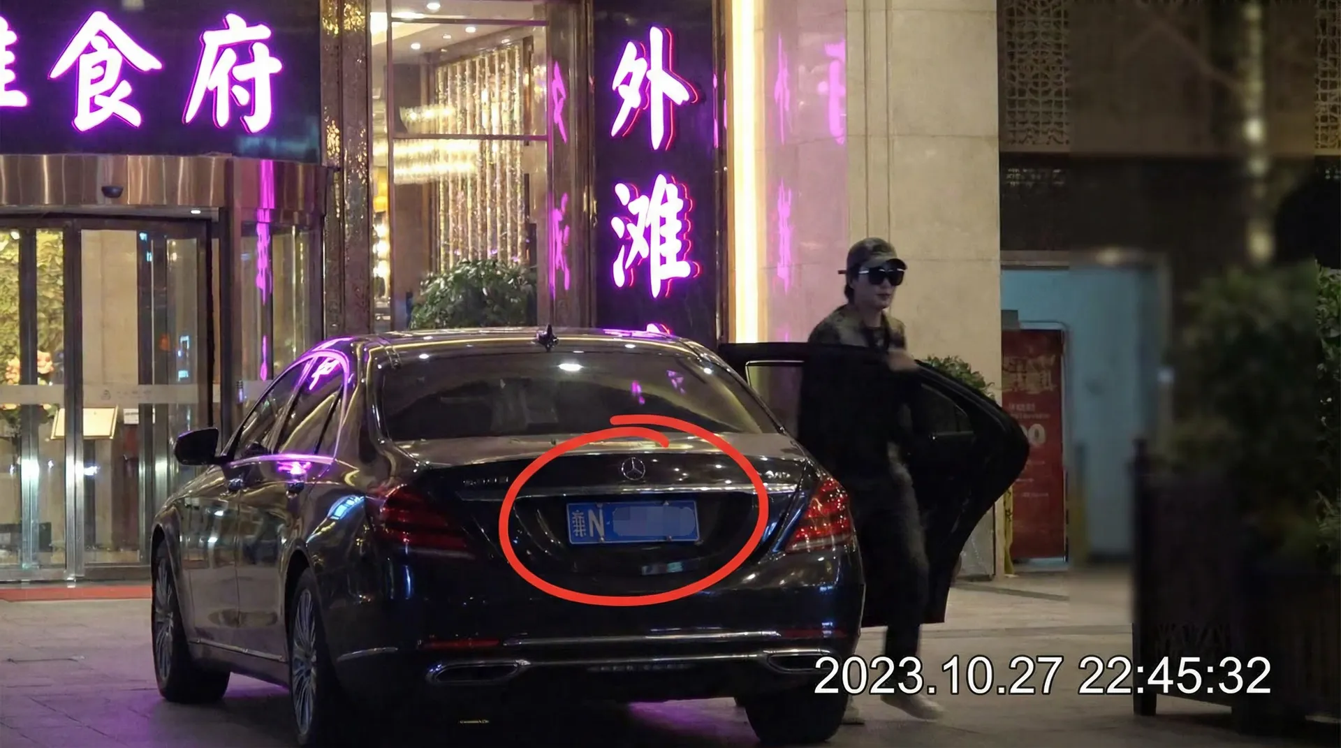 黑料网 - 豪车餐厅外偷拍